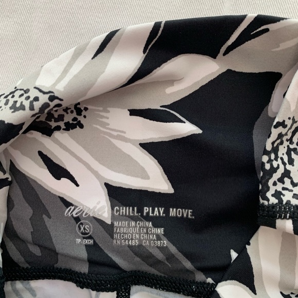 aerie black leggings with flower pattern - Picture 3 of 3